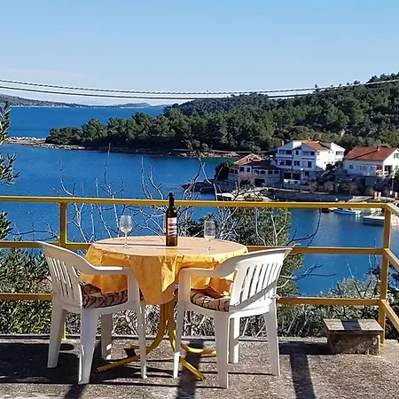 Island Oasis - With Large Bedroom & Terrace With Amazing Sea View *