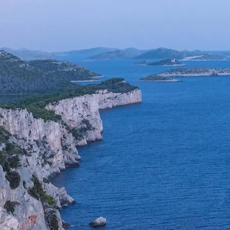 Island Oasis - With Large Bedroom & Terrace With Amazing Sea View Appartamento