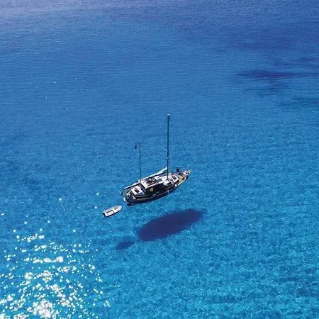 Island Oasis - With Large Bedroom & Terrace With Amazing Sea View *