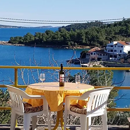 Island Oasis - With Large Bedroom & Terrace With Amazing Sea View *